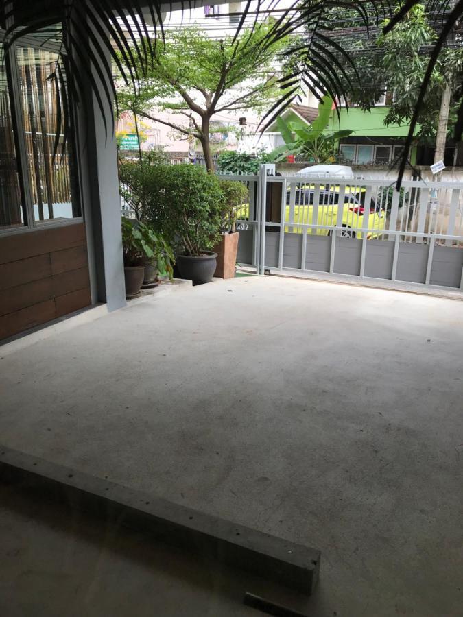 Nesuto Hostel Ramkamhaeng 52 Banguecoque Exterior foto
